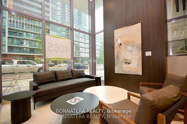 Property Photo: 4065 Confederation Parkway 1608 ON L5B 0L4