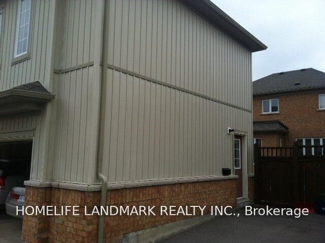 Property Photo: 3 Oakmoor Lane ON L6B 0B3
