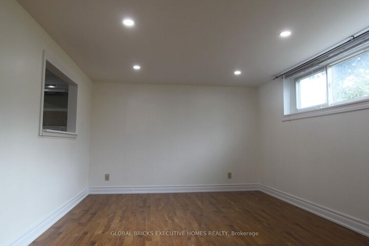 Property Photo: 3653 Anniversary Road (Lower) ON L5C 2G2