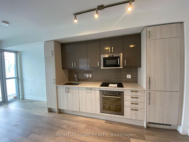 Property Photo: 77 Mutual Street 1906 ON M5B 0B9