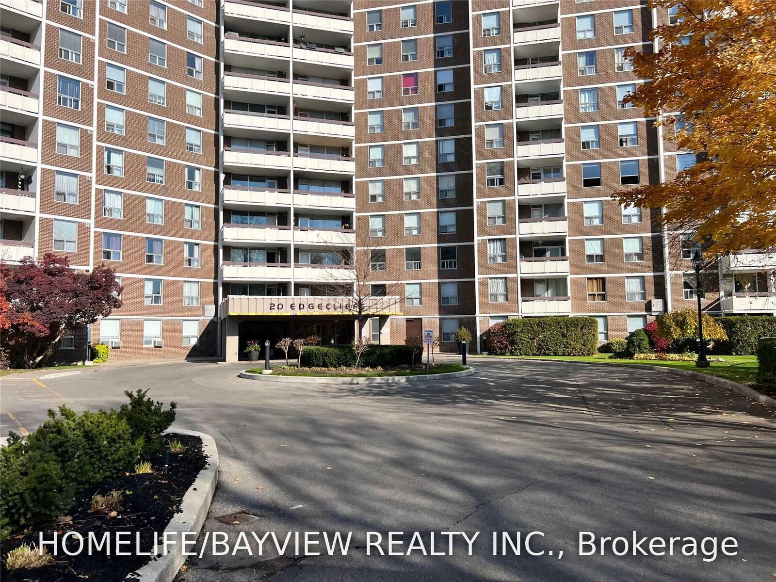 Property Photo: 20 Edgecliff Golfway 1117 ON M3C 3A4