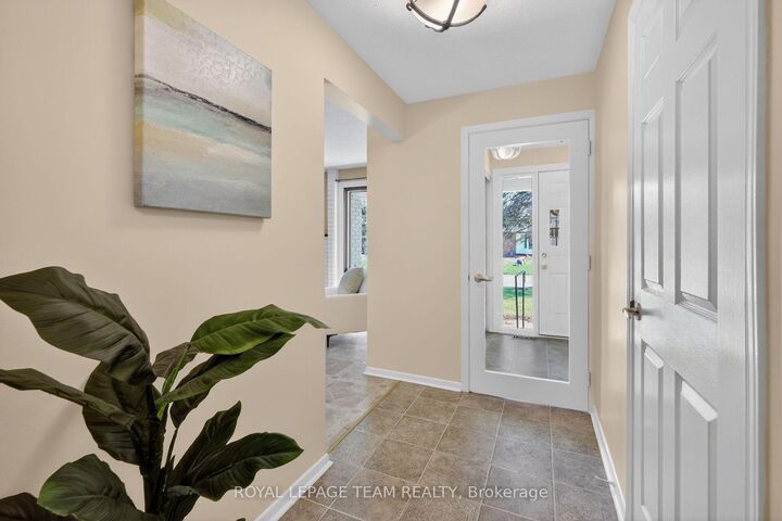 Property Photo: 21 Lindhurst Crescent ON K2G 0T8