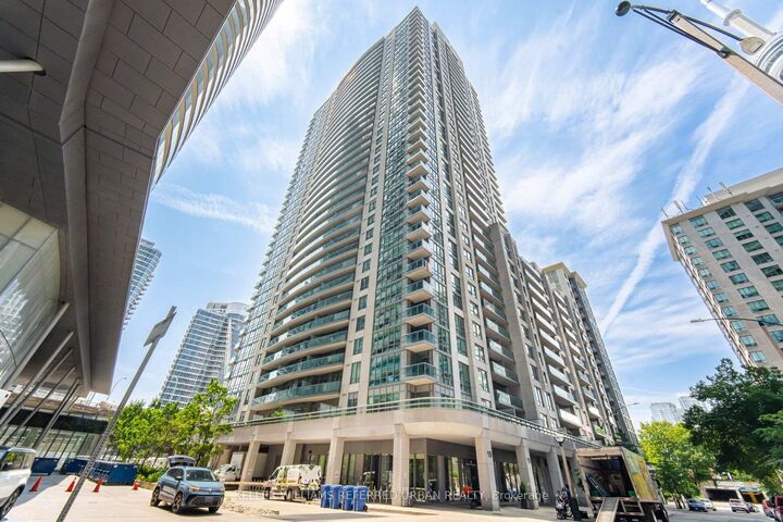 19 Grand Trunk Crescent 3708 — photo 1