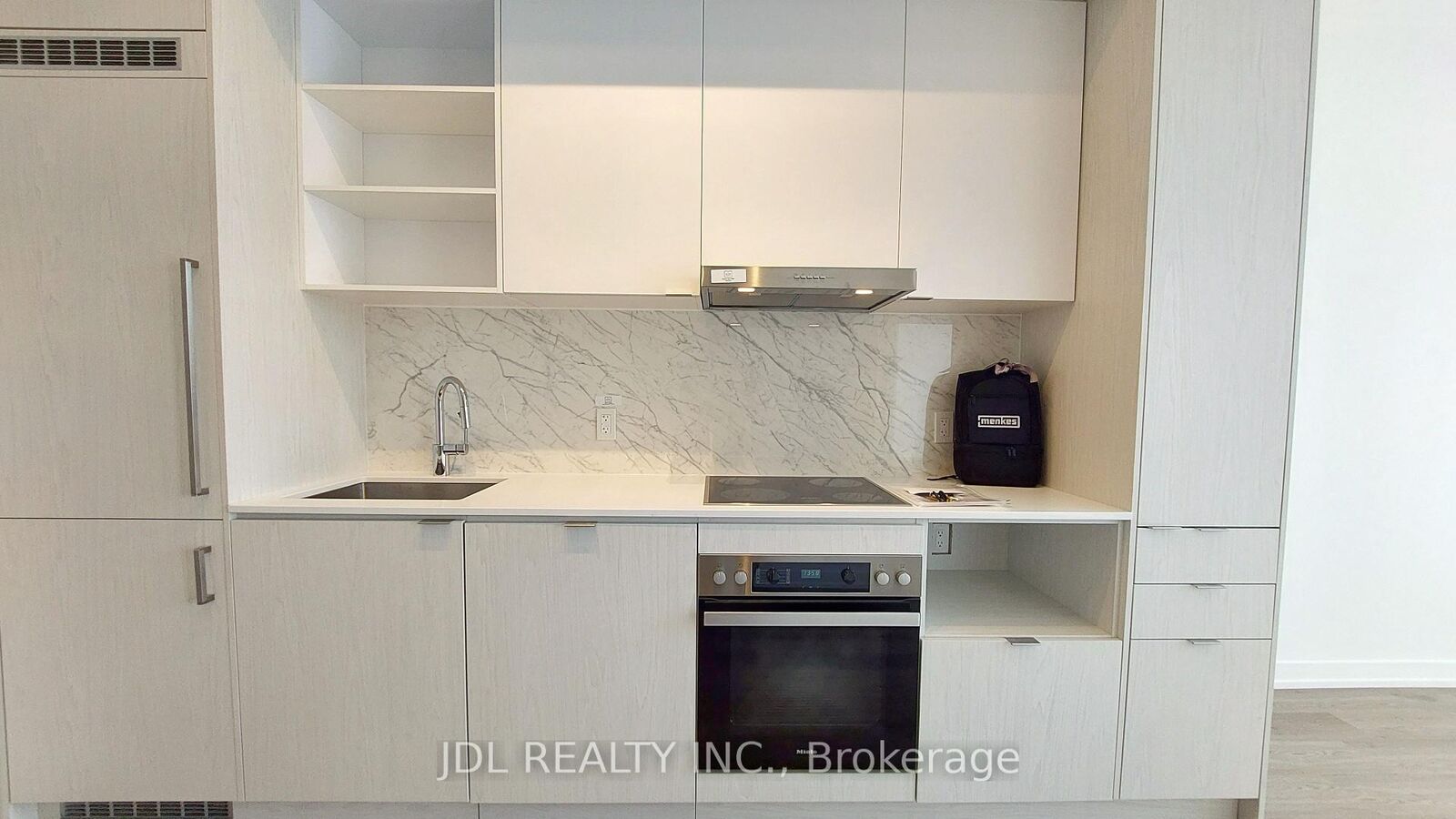 Property Photo: 55 Cooper Street 6115 ON M5E 0G1