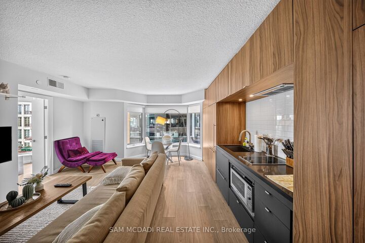 Property Photo: 155 Yorkville Avenue 704 ON M5R 0B4
