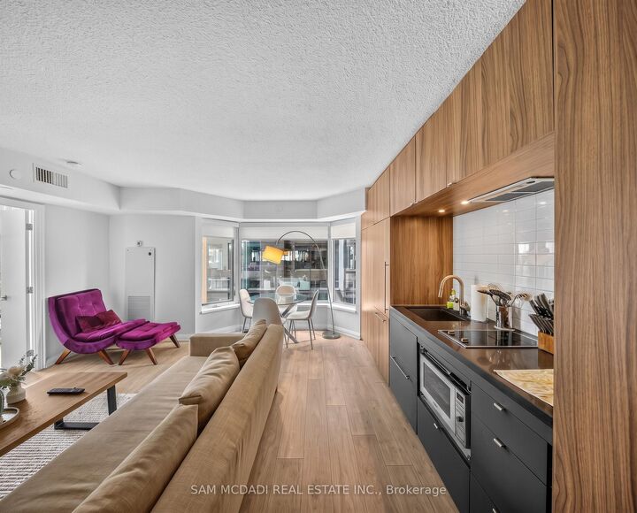 Property Photo: 155 Yorkville Avenue 704 ON M5R 0B4