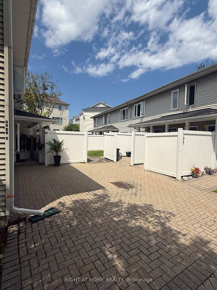 Property Photo: 1035 Cummings Avenue ON K1J 9K5