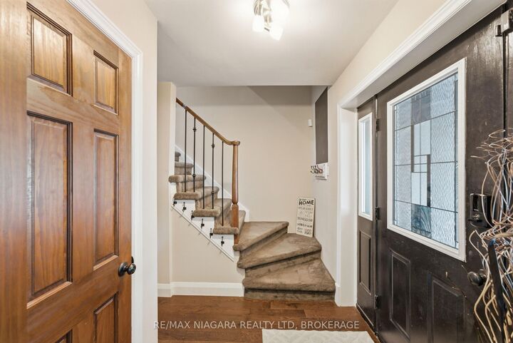 Property Photo: 9 Beechnut Court ON L0S 1E2