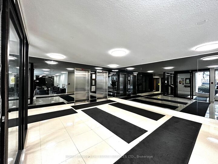 Property Photo: 2929 Aquitaine Avenue 905 ON L5N 2C7