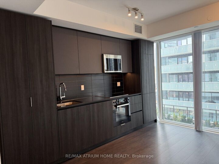 Property Photo: 400 King Street W 1625 ON M5V 1K2