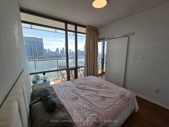 Property Photo: 38 Grenville Street 4103 ON M4Y 1A5