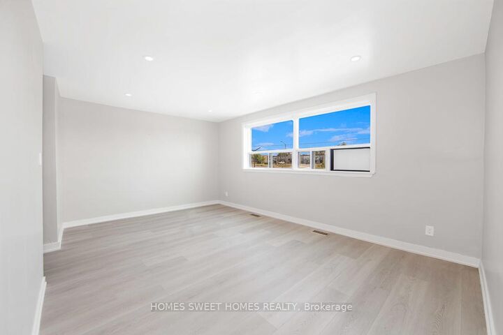Property Photo: 1352 Kennedy Road A ON M1P 2L7