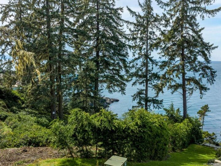 Property Photo: 1030 Roxview Crt BC V9Z 1L8