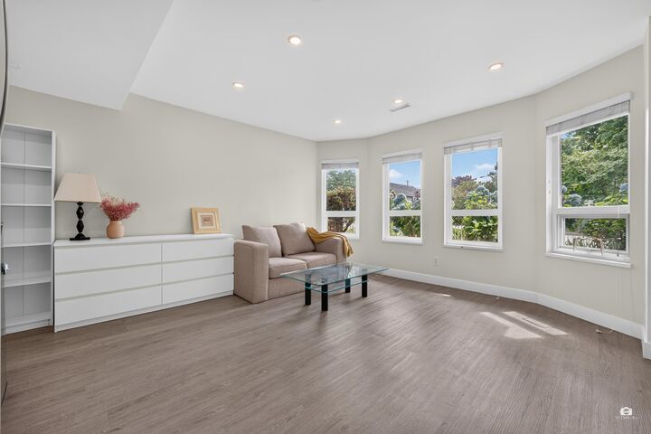 Property Photo: 196 E 58th Avenue BC V5X 1V6