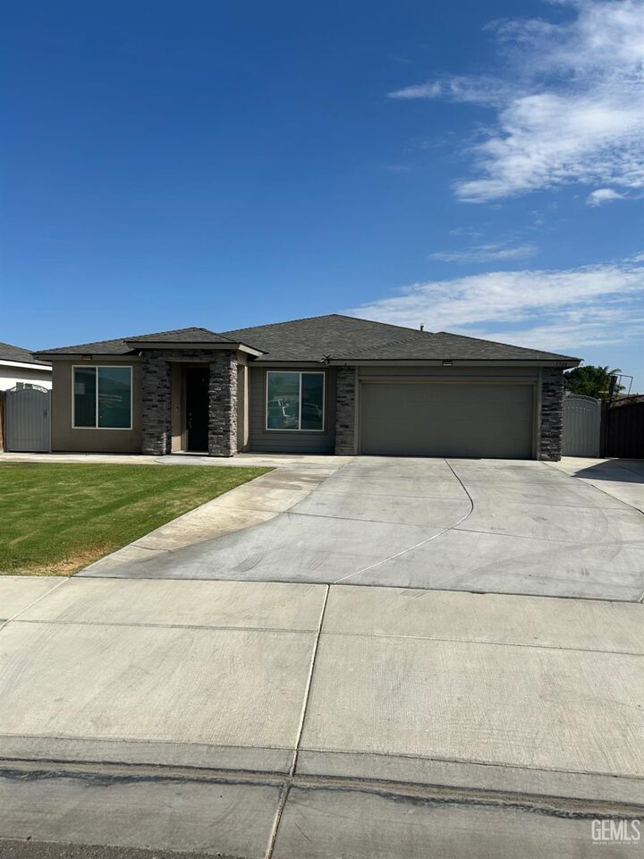 Property Photo:  1304 Alder Glen Street  CA 93307 