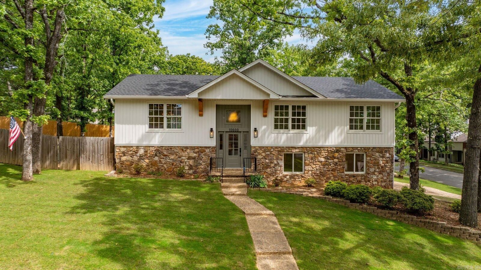 Property Photo: 10600 Crestdale Lane AR 72212