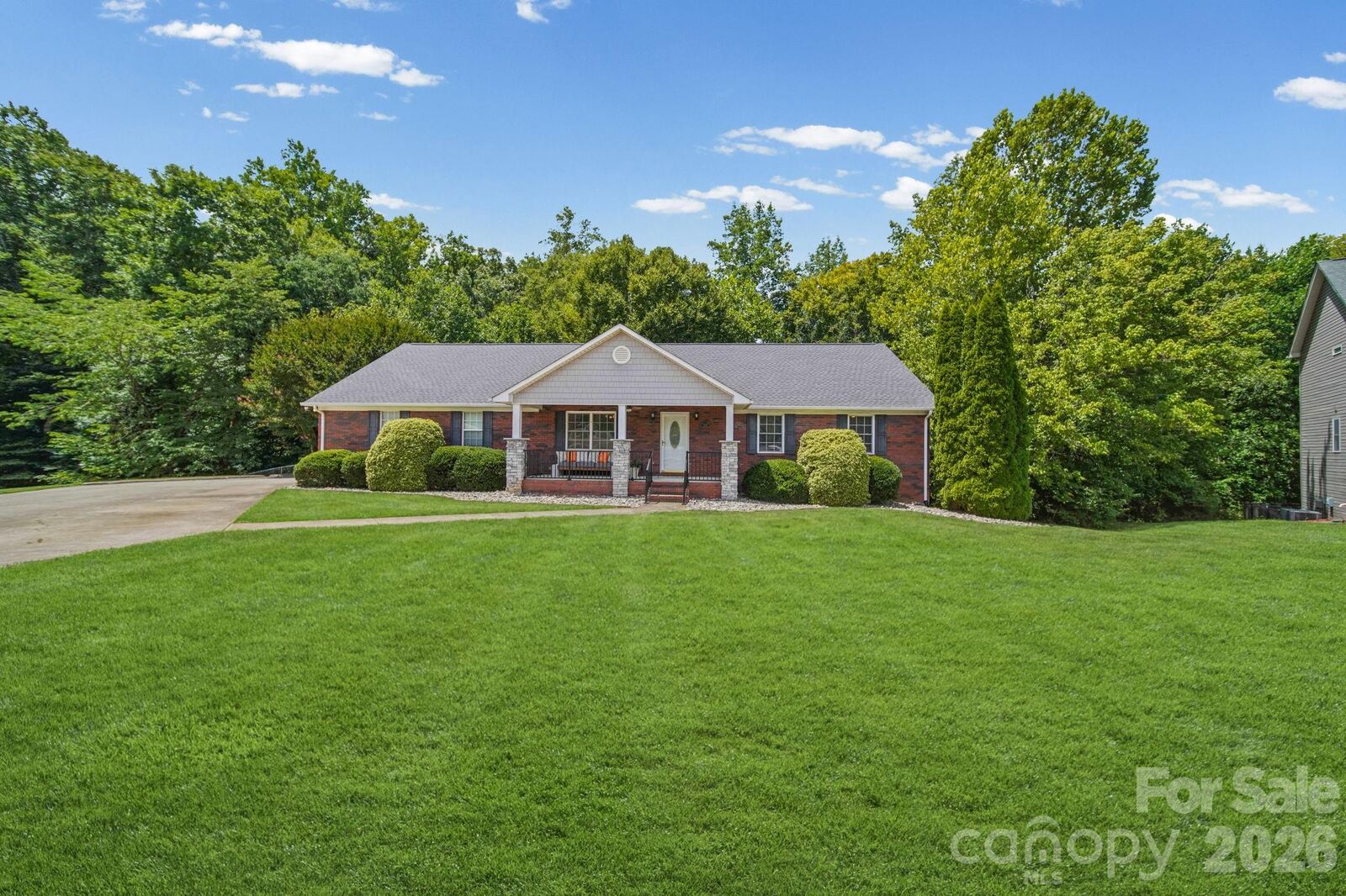 Property Photo: 2013 Silvertip Court NC 28012