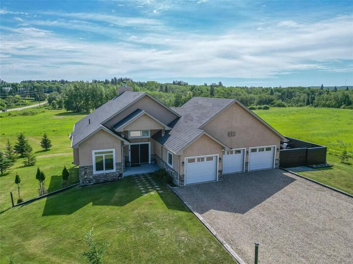 Property Photo: 207 Burnett Road North MB R0J 1N0