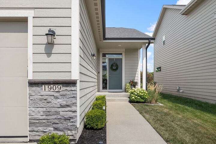 Property Photo:  1909 NE Heritage Drive  IA 50111 