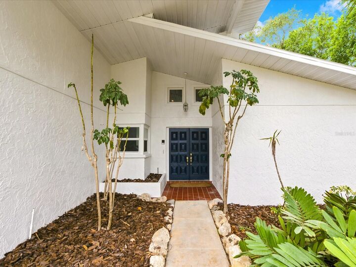 Property Photo: 419 Wayfarer Court FL 34689