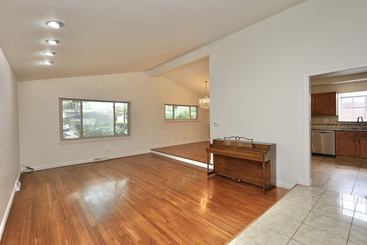 Property Photo:  613 Leamington Avenue  IL 60091 
