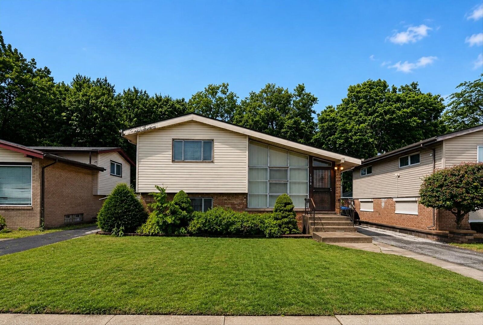 Property Photo:  1236 E 85th Street  IL 60619 