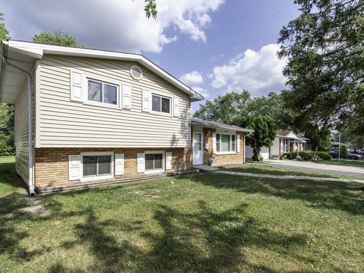 Property Photo:  2417 Metropolitan Avenue  IL 60087 