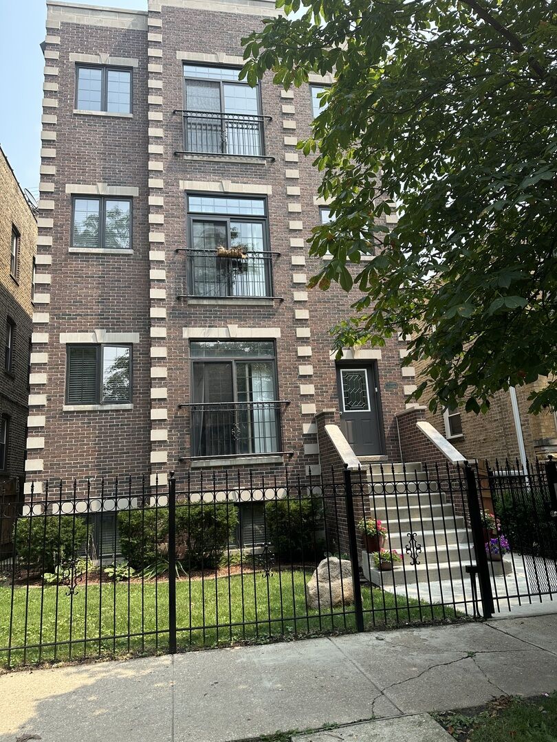 Property Photo:  6209 N Washtenaw Avenue G  IL 60659 