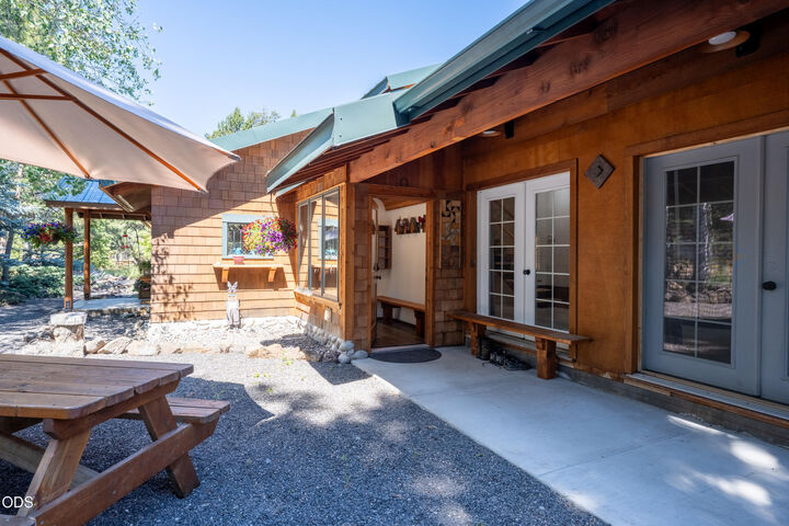Property Photo: 54440 Huntington Road OR 97707
