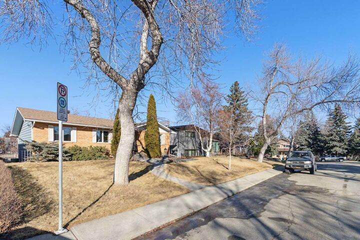 Property Photo: 34 Rosery Drive NW AB T2K 1L7