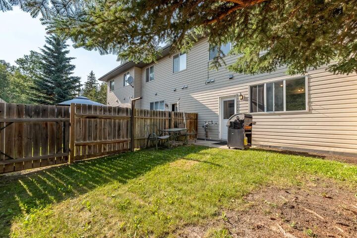 Property Photo:  4406 46 Avenue 3  AB T4S 1W7 
