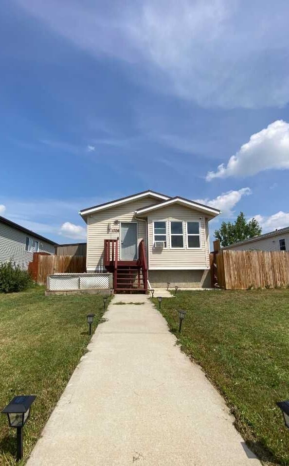 Property Photo: 1708 2 Avenue E AB T1R 1K3