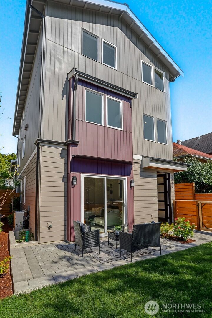 Property Photo: 2414 Queen Anne Avenue N WA 98119