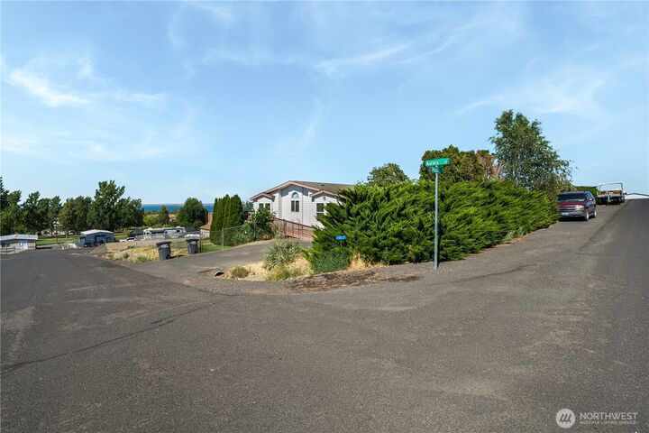Property Photo:  7012  Plaza Street SE  WA 99344 