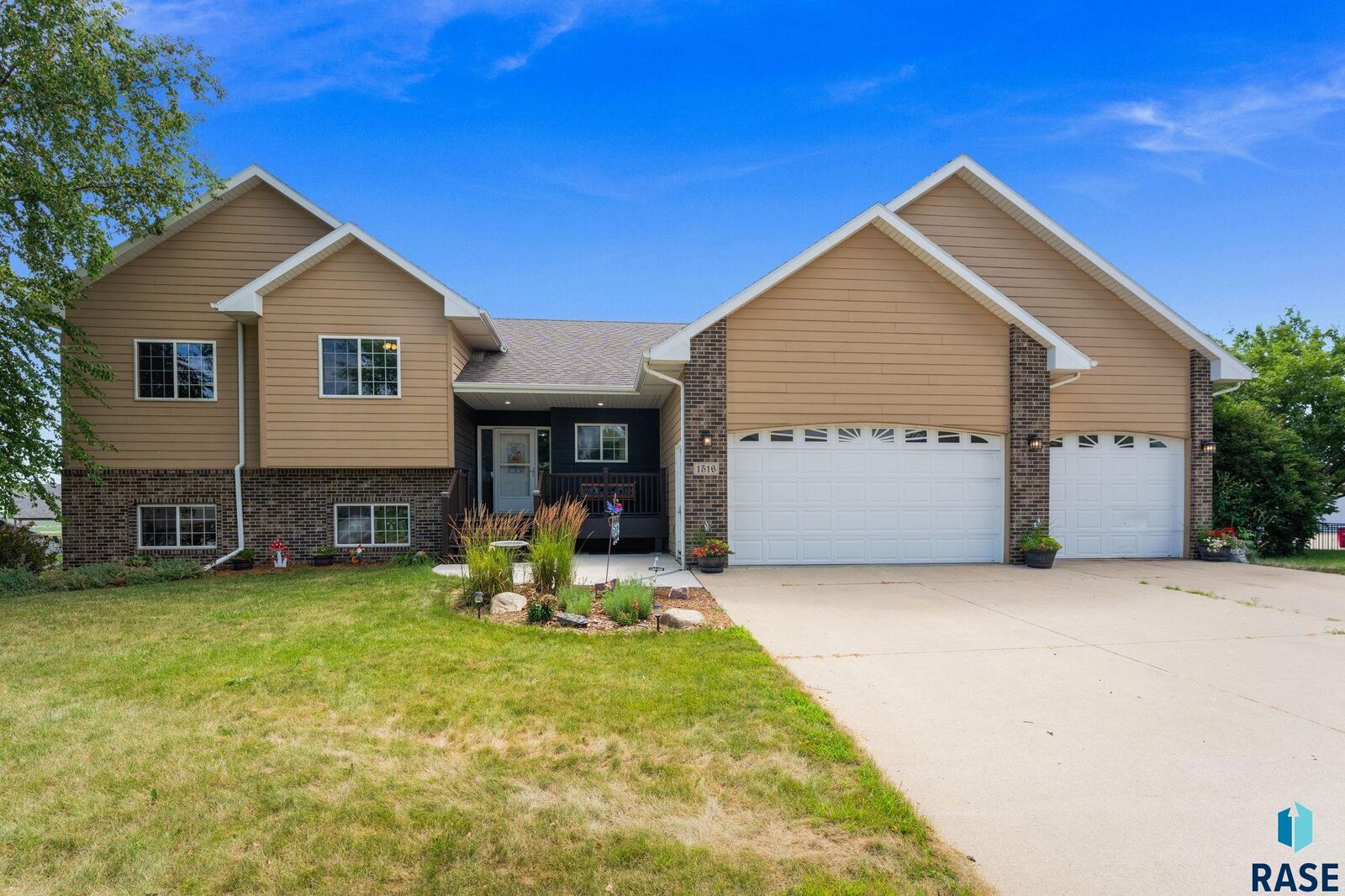 Property Photo: 1516 N Maynard Ln SD 57110