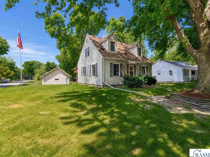 Property Photo:  701 E Blue Earth Street  MN 56055 