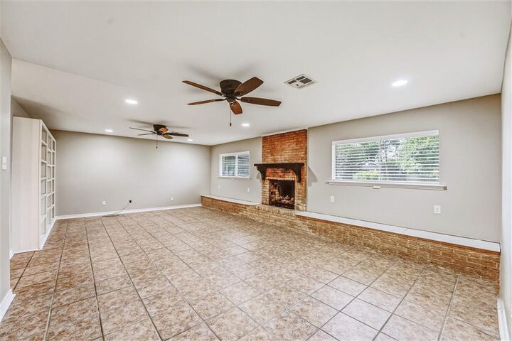 Property Photo: 211 W Lagrange Street W LA 70605