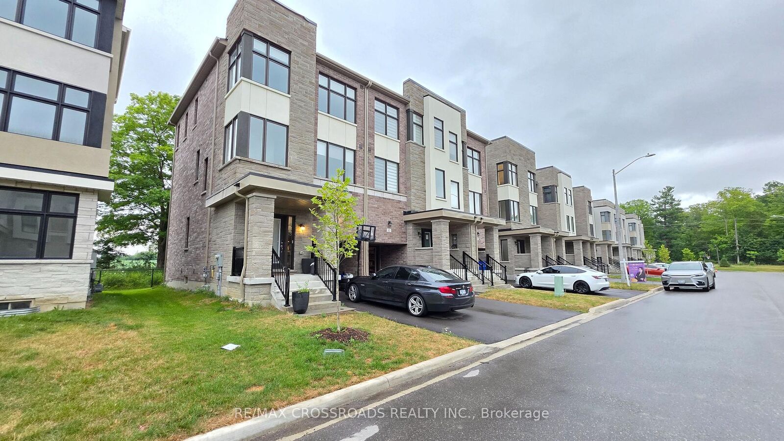Property Photo:  60 Puisaya Drive  ON L4E 1A2 