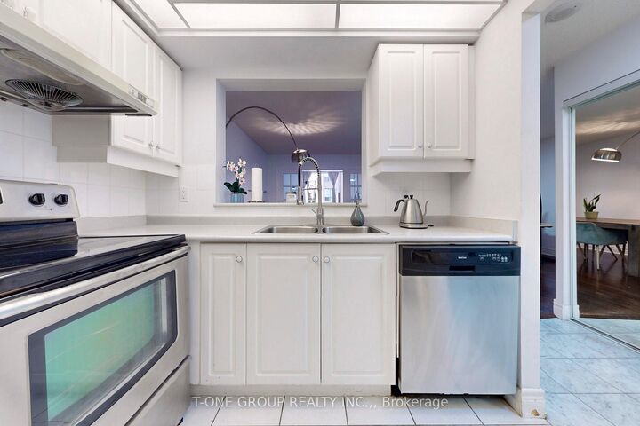 Property Photo: 5418 Yonge Street 511 ON M2N 6X4