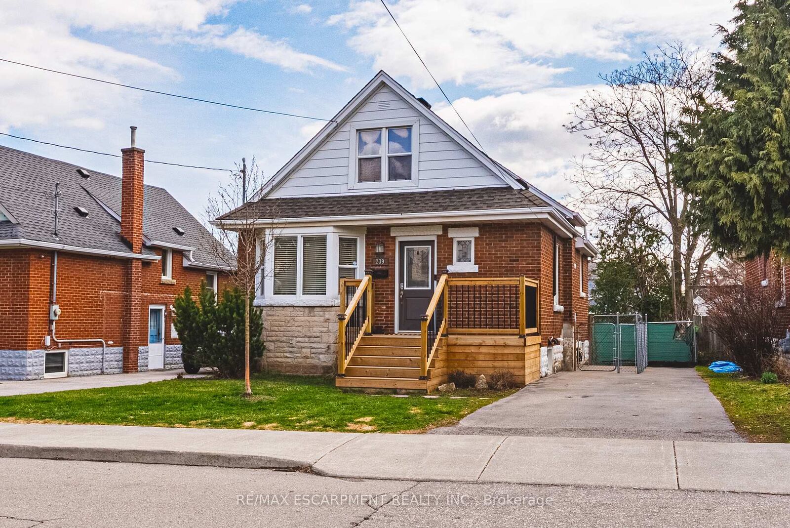 Property Photo: 239 Rosewood Road ON L8K 3J5