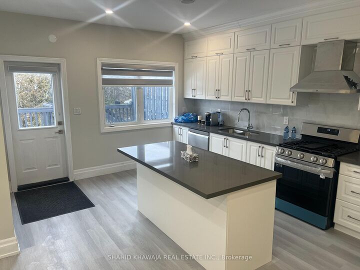 Property Photo:  370 Queen Street S C  ON L5M 1M2 
