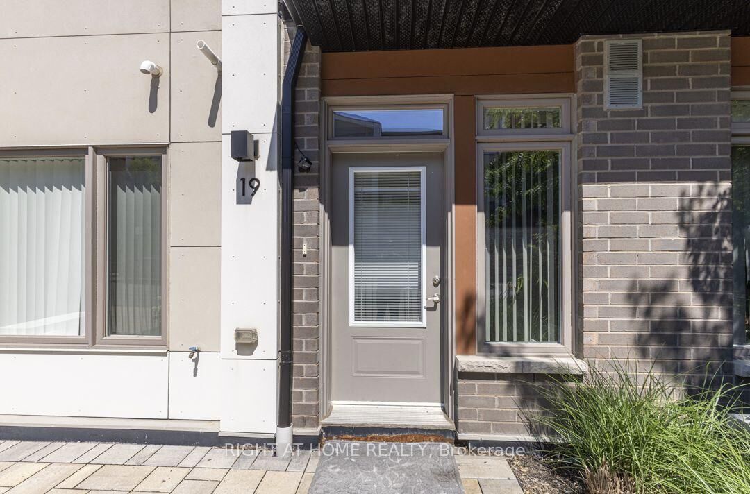 Property Photo: 60 Orchid Place Drive 19 ON M1B 0C4