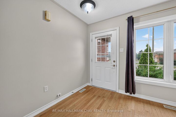 Property Photo: 39 Hanmer Street E ON L4M 6V3