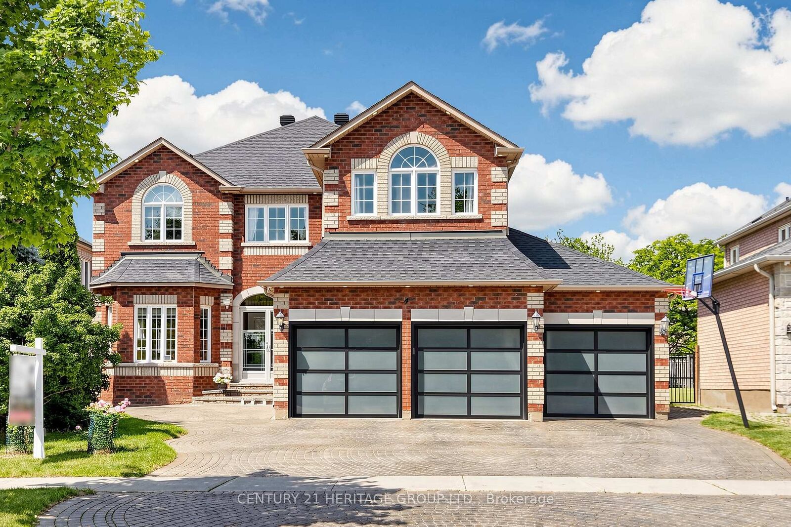 Property Photo: 4 Mumberson Court ON L6C 1Y4
