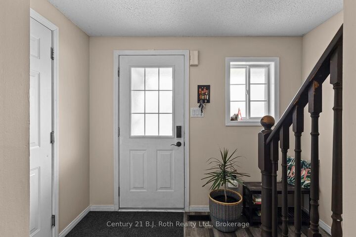 Property Photo: 33 Courtney Crescent ON L4N 5S7