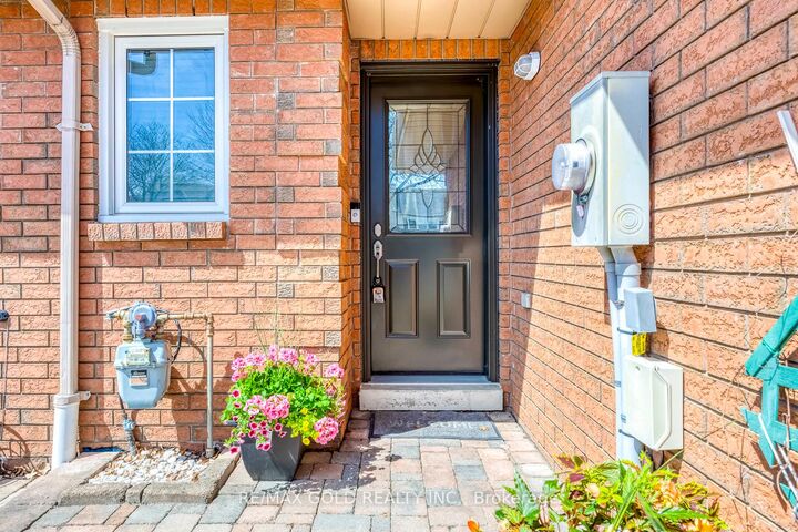 Property Photo: 48 Pidduck Street ON L1E 2W2