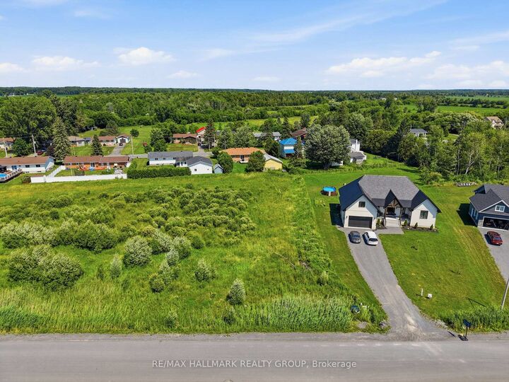 Property Photo:  208 Des Violettes Street  ON K0A 2A0 