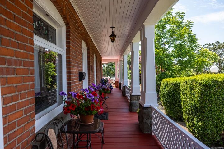 Property Photo: 609 Mary St BC V9A 3W4