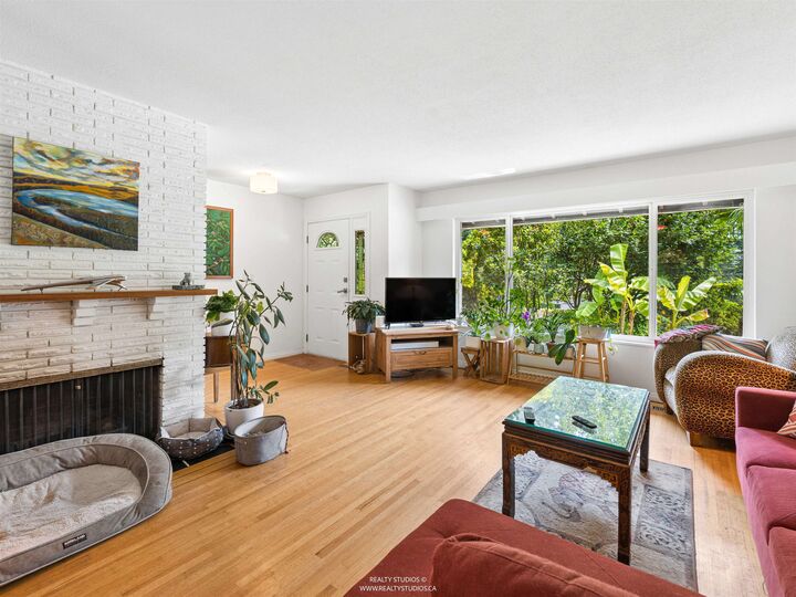 Property Photo: 1525 Avonlynn Crescent BC V7J 2V2