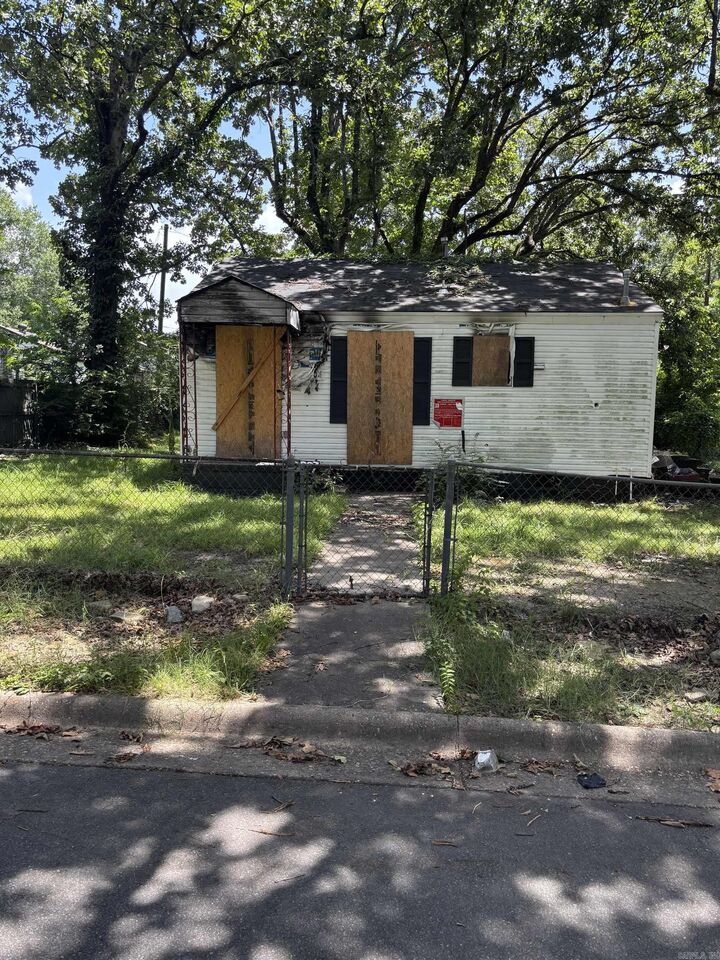 Property Photo:  2807 Madison Street  AR 72204 